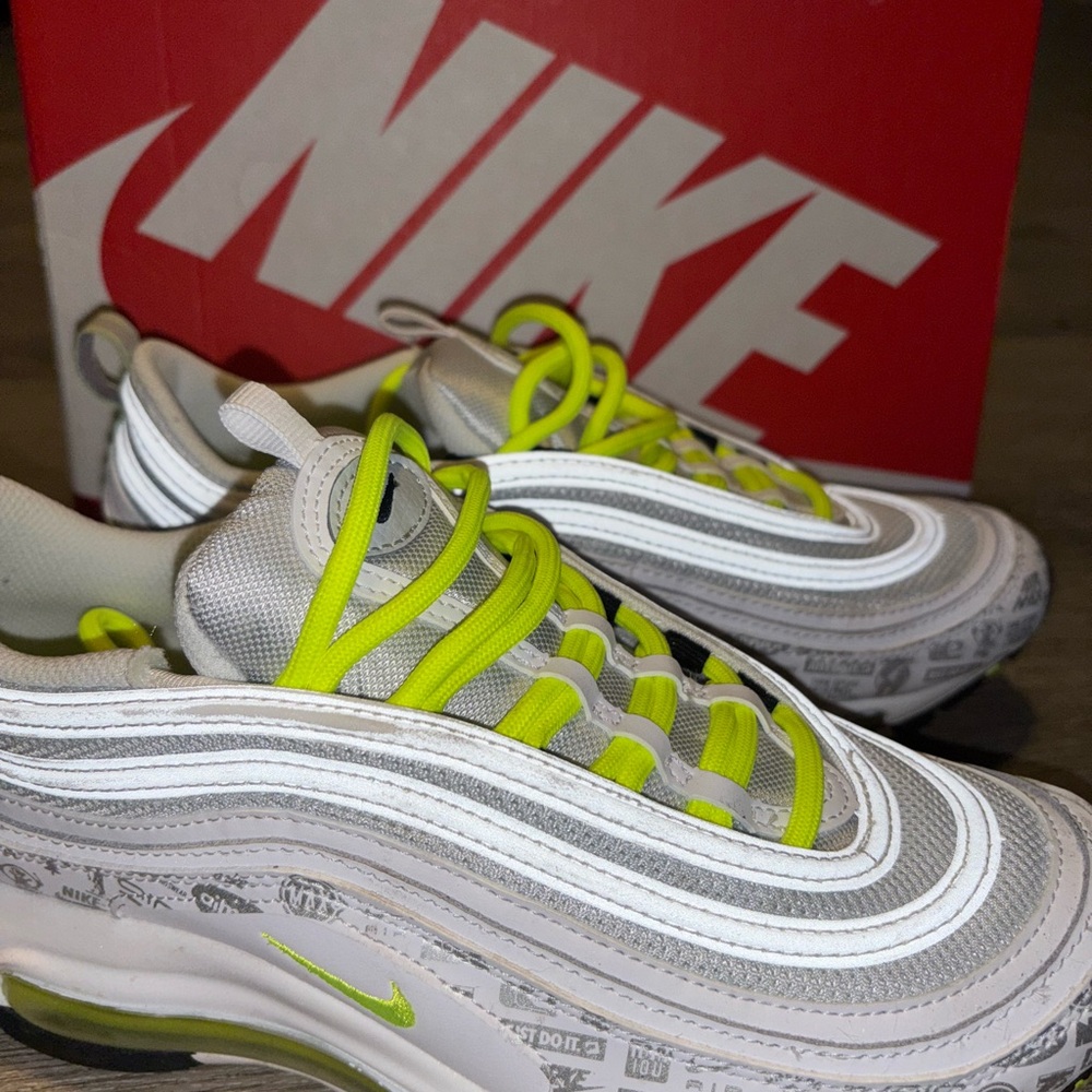 Nike Air Max 97 (GS) White/Volt-Black
921522-108 - Size 7Y / Women's 8.5